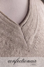 Laden Sie das Bild in den Galerie-Viewer, 100% Kaschmir Pullover Tallone "Made in Italy" V-Neck Zierkragen Damen Cashmere