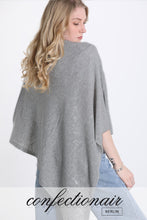 Laden Sie das Bild in den Galerie-Viewer, 10% Kaschmir 35% Wolle Poncho Cape "Made in Italy" Bordeaux Rot Confectionair