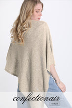 Laden Sie das Bild in den Galerie-Viewer, 10% Kaschmir 35% Wolle Poncho Cape "Made in Italy" Bordeaux Rot Confectionair